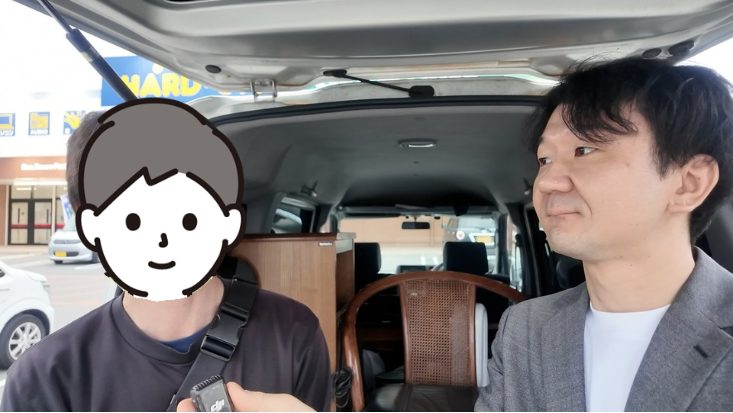 店頭で商品を確認する受講生