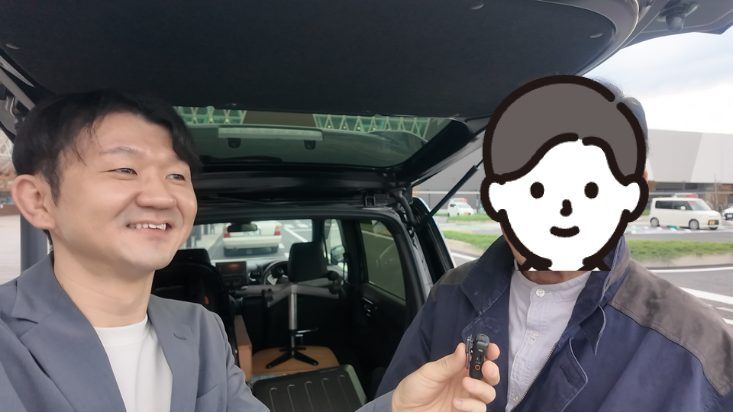 仕入れた商品を車に積み込む様子