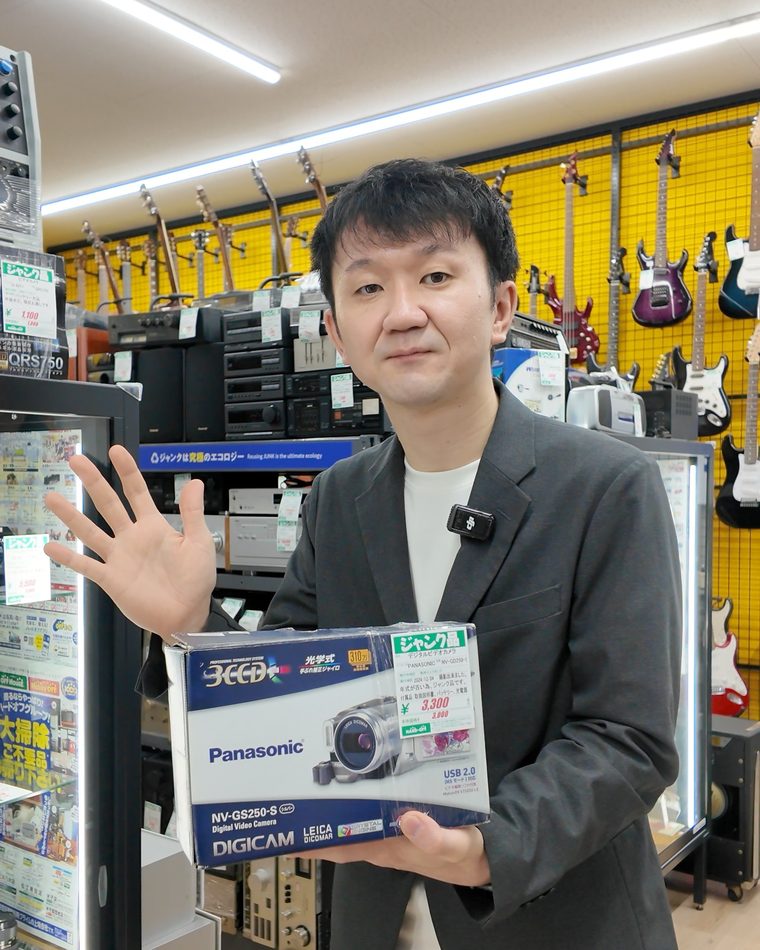 店舗で仕入れた商品を持つ ゼロスタ代表講師 かわさん