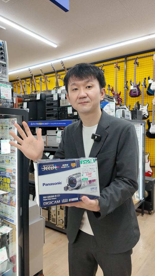 店舗で商品を手に取るかわさん