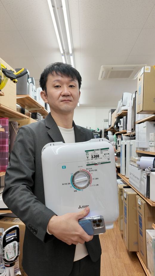 店舗で仕入れた家電を持つかわさん