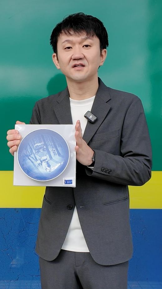 仕入れた食器を持つかわさん